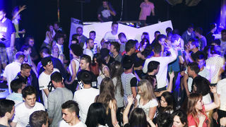 Zagreb, 28.06.2014. – A SADA PRAVAC: ZRCE – Na zatvaranju klupske sezone u punom Aquariusu (A2), Deejay Hrc (resident Zrce Spring Break festivala) dobru vibru ucinio je izvrsnom. Partijalo se do jutra uz najbolje iz EDM/commercial/trap/bass tvornice.