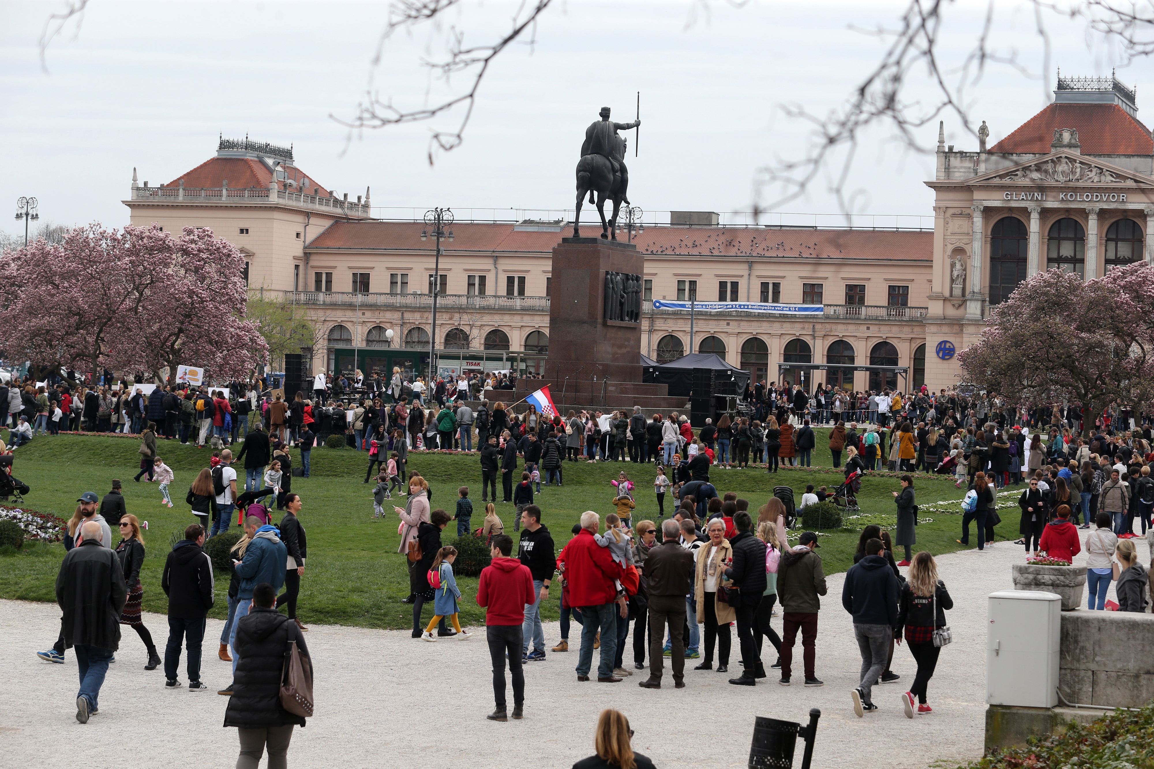 Prosvjed #spasime: Tomislavov trg u Zagrebu pun ljudi, došao i Plenković Prosvjed #spasime: Tomislavov trg u Zagrebu pun ljudi, došao i Plenković