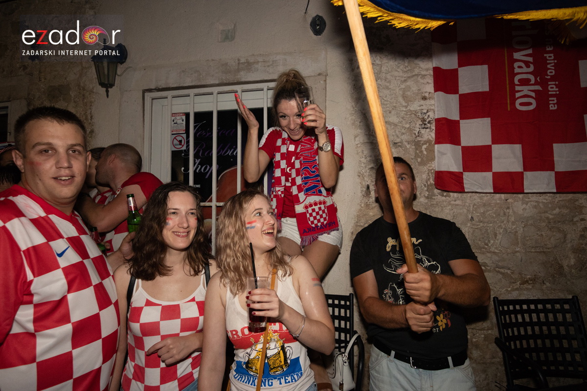 Čudesna noć: Velika fešta ulicama Zadra nakon plasmana Vatrenih u finale SP Čudesna noć: Velika fešta ulicama Zadra nakon plasmana Vatrenih u finale SP