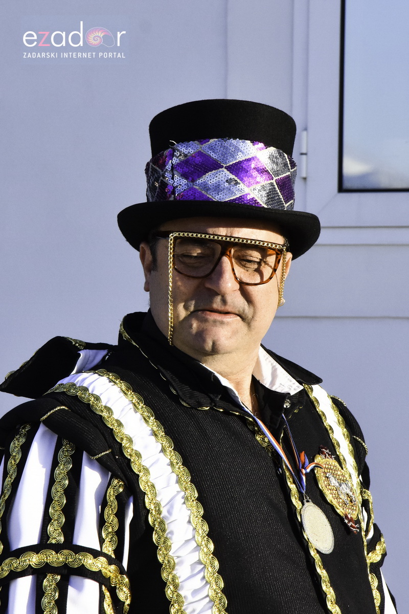 Paški zimski karneval 2018: Karnevalska povorka prošla ulicama grada do Pijace