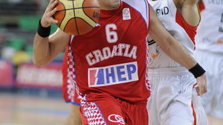 Bydgoszcz, 150909.
Dvorana Sport Arena Luczniczka.
Europsko prvenstvo u kosarci u Poljskoj, drugi krug natjecanja po skupinama 3. kolo grupe E, utakmica izmedju Hrvatske i Njemacke odlucujuca za ulazak u cetvrtfinale.
Na slici: Popovic i Green.
Foto: Drag