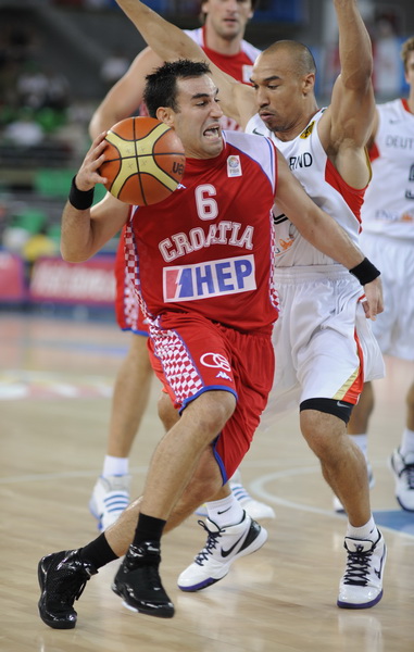 Bydgoszcz, 150909.
Dvorana Sport Arena Luczniczka.
Europsko prvenstvo u kosarci u Poljskoj, drugi krug natjecanja po skupinama 3. kolo grupe E, utakmica izmedju Hrvatske i Njemacke odlucujuca za ulazak u cetvrtfinale.
Na slici: Popovic i Green.
Foto: Drag