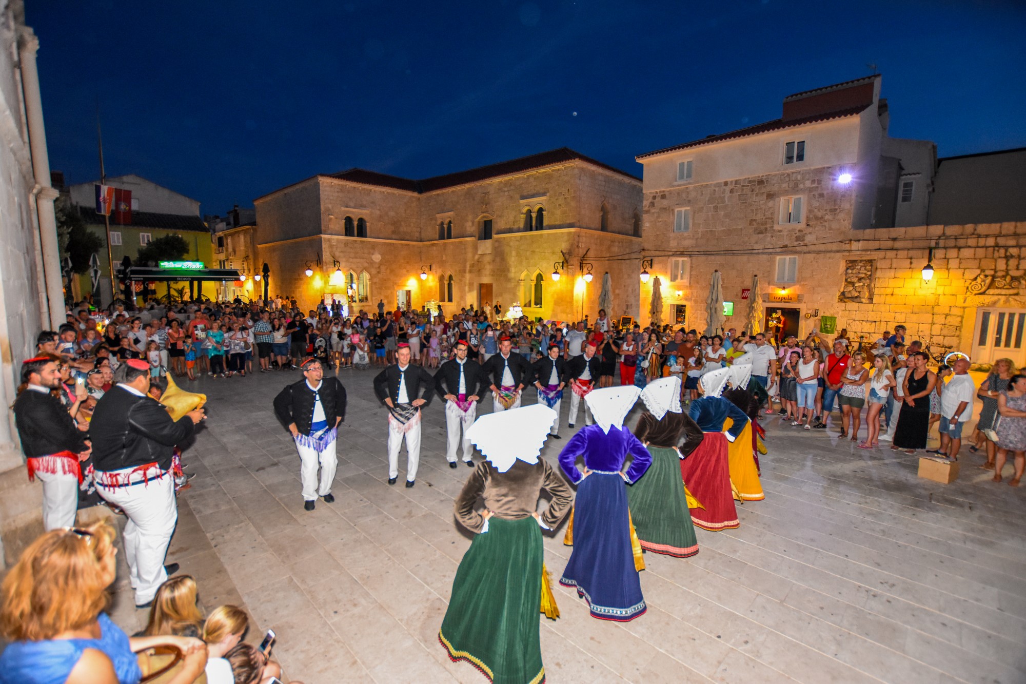 Etno večer s KUD Družina u Pagu Etno večer s KUD Družina u Pagu