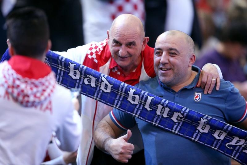 Hrvatski navijači u Parizu na utakmici Slovenija – Hrvatska za 3. mjesto na Svjetskom prvenstvu