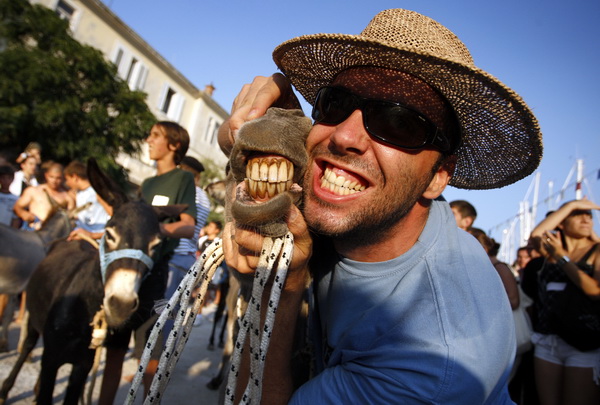 Sali, Dugi otok, 100809.
“Svako misto svoju festu ima…”, no ne traje svaka festa tri dana kao ona u mjestu Sali na Dugom otoku. Saljske uzance, kako mjestani nazivaju svoju festu, odrzava se ove godine po pedeseti put, kao i svake godine dosad, vikend p Sali, Dugi otok, 100809.
“Svako misto svoju festu ima…”, no ne traje svaka festa tri dana kao ona u mjestu Sali na Dugom otoku. Saljske uzance, kako mjestani nazivaju svoju festu, odrzava se ove godine po pedeseti put, kao i svake godine dosad, vikend p