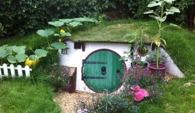 u vrtu sagradio kuću za – Hobite