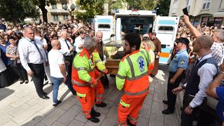 Stotine vjernika ispred crkve Gospe od zdravlja dočekalo relikviju sv. Leopolda Mandića Stotine vjernika ispred crkve Gospe od zdravlja dočekalo relikviju sv. Leopolda Mandića