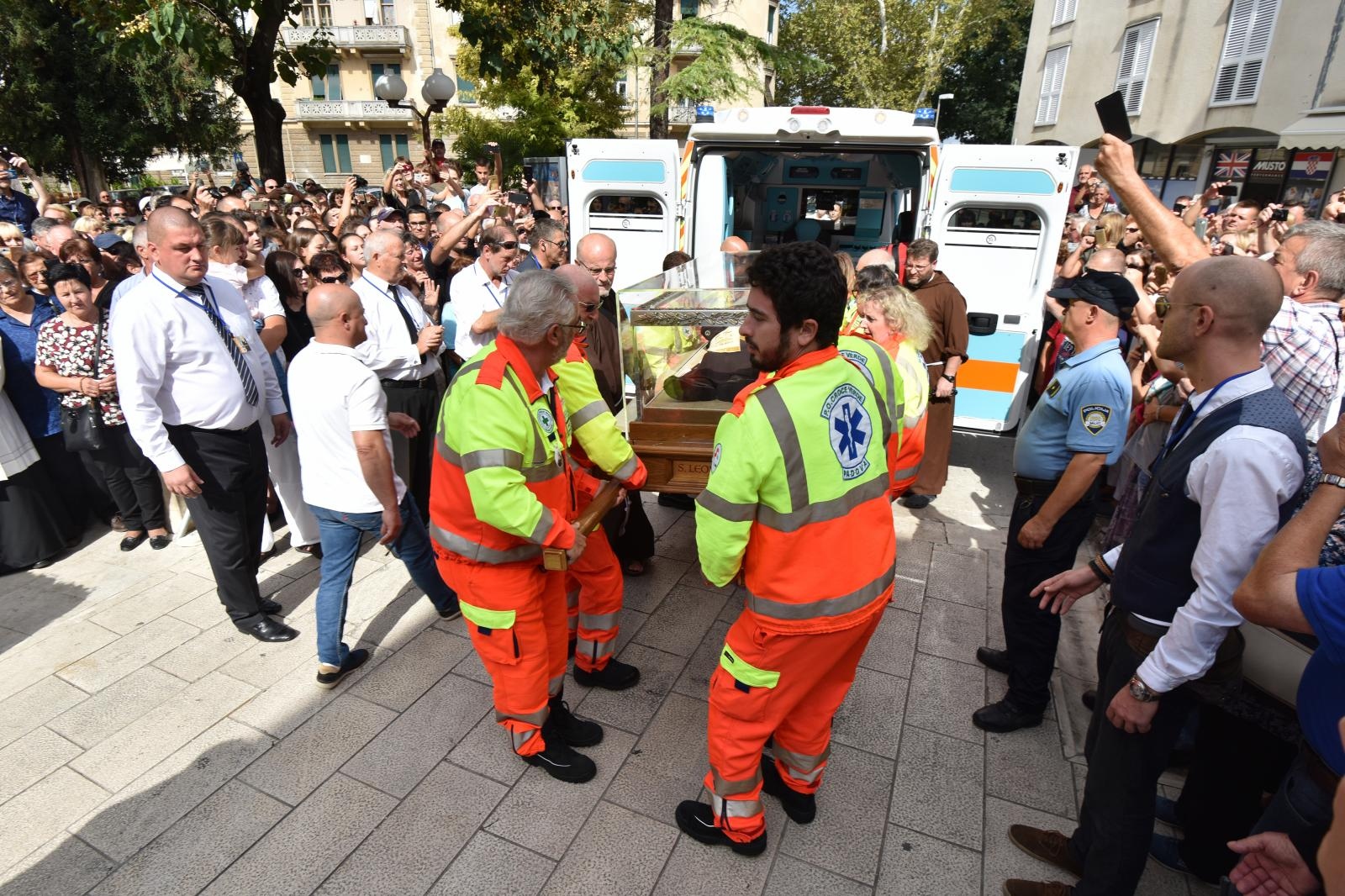 Stotine vjernika ispred crkve Gospe od zdravlja dočekalo relikviju sv. Leopolda Mandića Stotine vjernika ispred crkve Gospe od zdravlja dočekalo relikviju sv. Leopolda Mandića