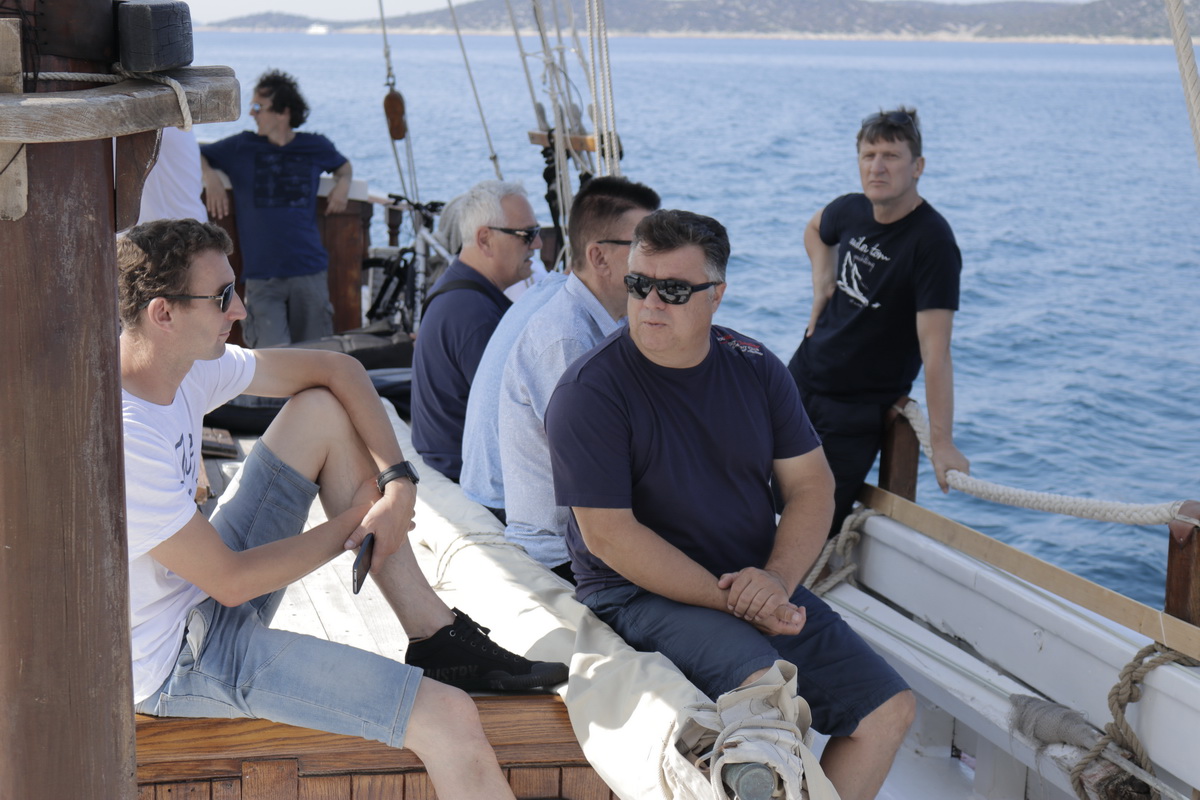 Kod otoka Prvića snimljen spot za pjesmu “Plovim” Tomislava Bralića i klape Intrade!