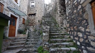 Skradin romantičan mediteranski grad na desnoj obali rijeke Krke Skradin romantičan mediteranski grad na desnoj obali rijeke Krke