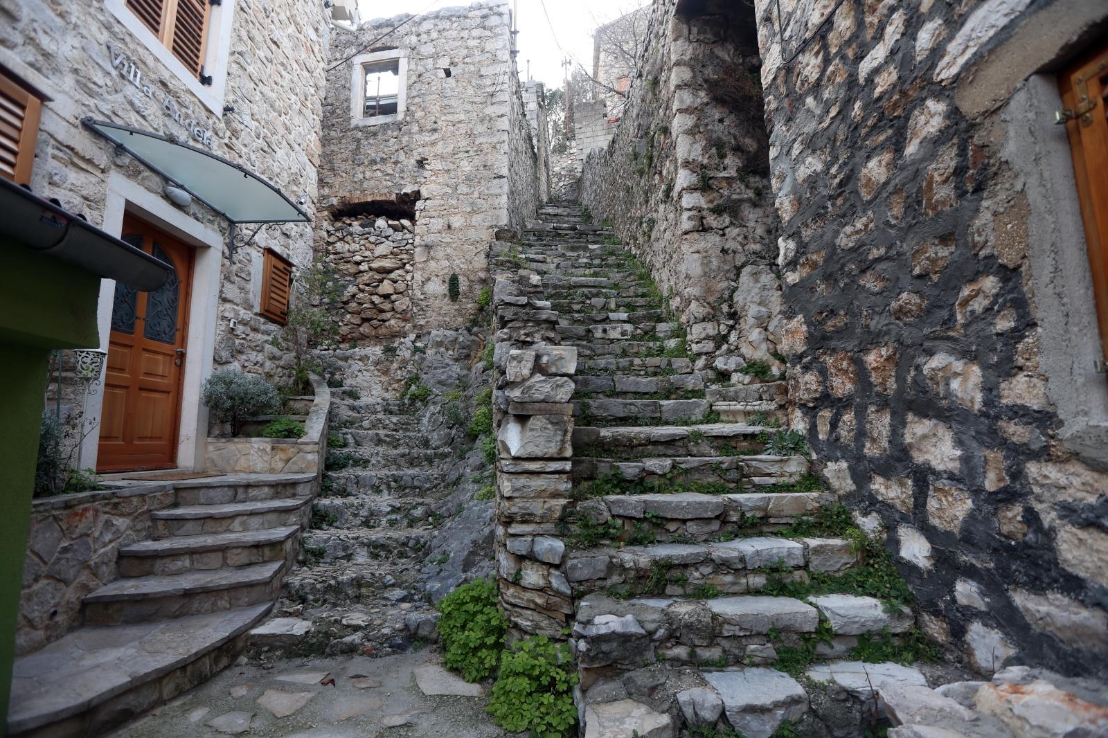 Skradin romantičan mediteranski grad na desnoj obali rijeke Krke Skradin romantičan mediteranski grad na desnoj obali rijeke Krke