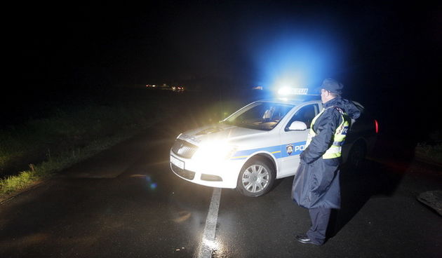 Cakovec, 260411.Na cesti izmedju mjesta Podturen i Ferketinec u Medjimurju pronadjen je les muske osobe. Policija sumnja na ubojstvo, a za sada nema detalja sto se dogodilo, vise ce se znati nakon policijskog ocevida.Na slici: policija je zatvorila cest