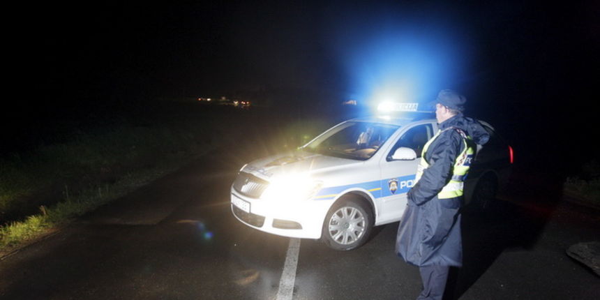 Cakovec, 260411.Na cesti izmedju mjesta Podturen i Ferketinec u Medjimurju pronadjen je les muske osobe. Policija sumnja na ubojstvo, a za sada nema detalja sto se dogodilo, vise ce se znati nakon policijskog ocevida.Na slici: policija je zatvorila cest