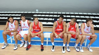 Zadar, 220810.
U sportskom centru Visnjik danas su predstavljeni adidas dresovi hrvatske kosarkaske reprezentacije u kojima ce nastupati na svjetskom prvenstvu u kosarci u Turskoj. Ujedno to je i pocetak cetvorogodisnje sponzorske suradnje adidasa i Hrvat Zadar, 220810.
U sportskom centru Visnjik danas su predstavljeni adidas dresovi hrvatske kosarkaske reprezentacije u kojima ce nastupati na svjetskom prvenstvu u kosarci u Turskoj. Ujedno to je i pocetak cetvorogodisnje sponzorske suradnje adidasa i Hrvat