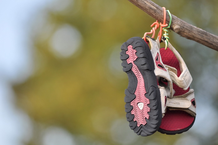 Zadar, 021111
Uz cestu koja vodi od Zadra prema Razancu moze se vidjeti jedan od sigurno najneobicnijih vinograda na svijetu. Umjesto uobicajenih strasila, vinograd cuvaju ogromni plisani medvjedi , lutke, barbike i raznorazne druge igracke i predmeti.
Fo Zadar, 021111
Uz cestu koja vodi od Zadra prema Razancu moze se vidjeti jedan od sigurno najneobicnijih vinograda na svijetu. Umjesto uobicajenih strasila, vinograd cuvaju ogromni plisani medvjedi , lutke, barbike i raznorazne druge igracke i predmeti.
Fo