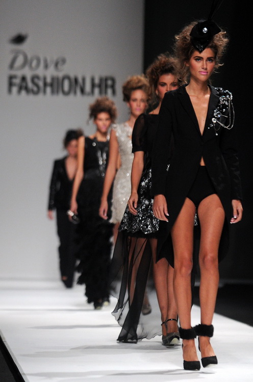 Zagreb, 290911.
Velesajam, paviljon 5.
Modne revije i poznati na Dove Fashion.hr proljece ljeto 2012. Prvi dan su izlagali kreatori Ivica Skoko, Martina Felja, AMDS by ALDUK i IK STUDIO.
Na slici: kreacije Ivica Skoko.
Foto: Srdjan Vrancic / CROPIX Zagreb, 290911.
Velesajam, paviljon 5.
Modne revije i poznati na Dove Fashion.hr proljece ljeto 2012. Prvi dan su izlagali kreatori Ivica Skoko, Martina Felja, AMDS by ALDUK i IK STUDIO.
Na slici: kreacije Ivica Skoko.
Foto: Srdjan Vrancic / CROPIX