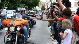 Zadar, 280511.
Odrzana je parada Harley Davidson motora izmedju Zadra i Biograda u kojoj je sudjelovalo vise tisuca motora. Oko 12 sati s Borika u Zadru krenula je kolona Harley Davidsona duga 4 kilometra koja se zaputila u Biograd gdje se odrzavaju dani Zadar, 280511.
Odrzana je parada Harley Davidson motora izmedju Zadra i Biograda u kojoj je sudjelovalo vise tisuca motora. Oko 12 sati s Borika u Zadru krenula je kolona Harley Davidsona duga 4 kilometra koja se zaputila u Biograd gdje se odrzavaju dani