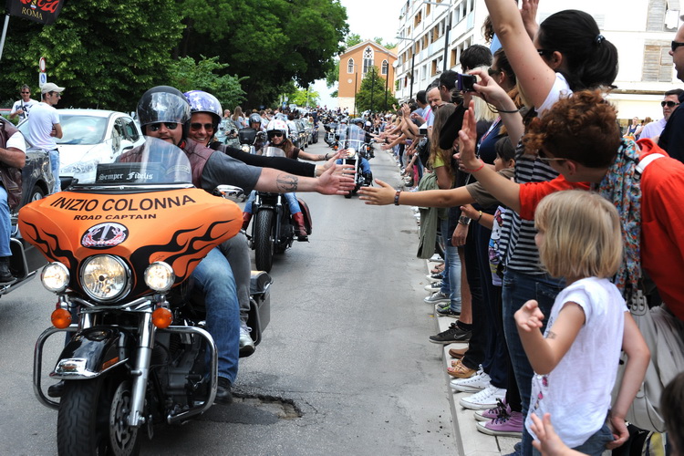Zadar, 280511.
Odrzana je parada Harley Davidson motora izmedju Zadra i Biograda u kojoj je sudjelovalo vise tisuca motora. Oko 12 sati s Borika u Zadru krenula je kolona Harley Davidsona duga 4 kilometra koja se zaputila u Biograd gdje se odrzavaju dani Zadar, 280511.
Odrzana je parada Harley Davidson motora izmedju Zadra i Biograda u kojoj je sudjelovalo vise tisuca motora. Oko 12 sati s Borika u Zadru krenula je kolona Harley Davidsona duga 4 kilometra koja se zaputila u Biograd gdje se odrzavaju dani