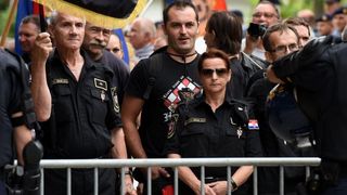 Srb: Uz Thompsonove pjesme prosvjednici ispred interventne policije protiv obljetnice Ustanka, Photo: Dino Stanin/PIXSELL