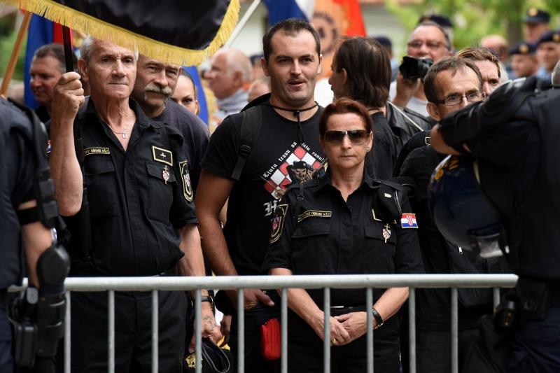 Srb: Uz Thompsonove pjesme prosvjednici ispred interventne policije protiv obljetnice Ustanka, Photo: Dino Stanin/PIXSELL