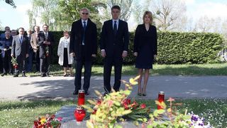 Izaslanstvo SDP-a položilo vijence prvom predsjedniku stranke Ivici Račanu Izaslanstvo SDP-a položilo vijence prvom predsjedniku stranke Ivici Račanu