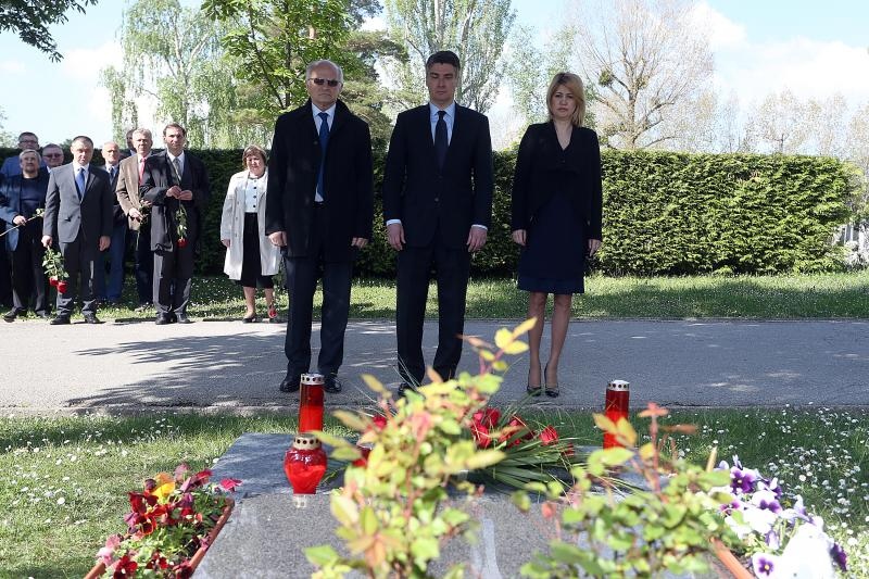 Izaslanstvo SDP-a položilo vijence prvom predsjedniku stranke Ivici Račanu Izaslanstvo SDP-a položilo vijence prvom predsjedniku stranke Ivici Račanu