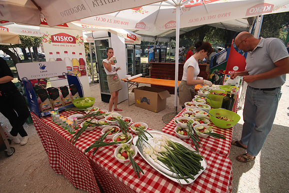 Prvenstvo u roštiljanju na zadarskoj Rivi (foto:Saša Čuka) Prvenstvo u roštiljanju na zadarskoj Rivi (foto:Saša Čuka)