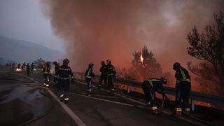 Tučepi: Požar se širi, zahvatio ranč i kuće, vatrogasci u akciji