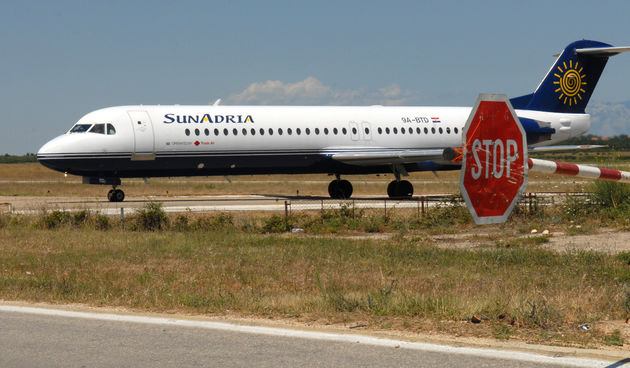 Da bi avion poletio ili sletio u zracnu luku Zemunik moraju se podignuti rampe i zaustaviti promet na cesti Zadar -Zemunik . Foto : Andrija Lucic / CROPIX