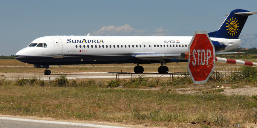 Da bi avion poletio ili sletio u zracnu luku Zemunik moraju se podignuti rampe i zaustaviti promet na cesti Zadar -Zemunik . Foto : Andrija Lucic / CROPIX Da bi avion poletio ili sletio u zracnu luku Zemunik moraju se podignuti rampe i zaustaviti promet na cesti Zadar -Zemunik . Foto : Andrija Lucic / CROPIX