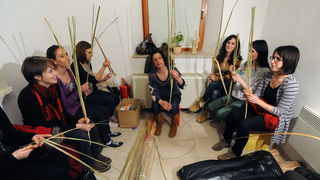 Zadar, 110313
Vjestina pletenja boca cuvenog zadarskog likera “Maraschino” ide u svijet: tri dana pletenje boca ce u Narodnom muzeju uciti studenti koji su u Zadar dosli iz Spanjolske, Poljske, Ceske, Latvije, Slovenije i Njemacke. Danas je bio prvi dan t