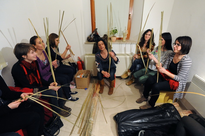 Zadar, 110313
Vjestina pletenja boca cuvenog zadarskog likera “Maraschino” ide u svijet: tri dana pletenje boca ce u Narodnom muzeju uciti studenti koji su u Zadar dosli iz Spanjolske, Poljske, Ceske, Latvije, Slovenije i Njemacke. Danas je bio prvi dan t