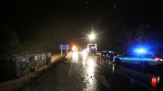 Vodice: U sudaru automobila i autobusa tri osobe ozlijeđene, a autobus završio na boku