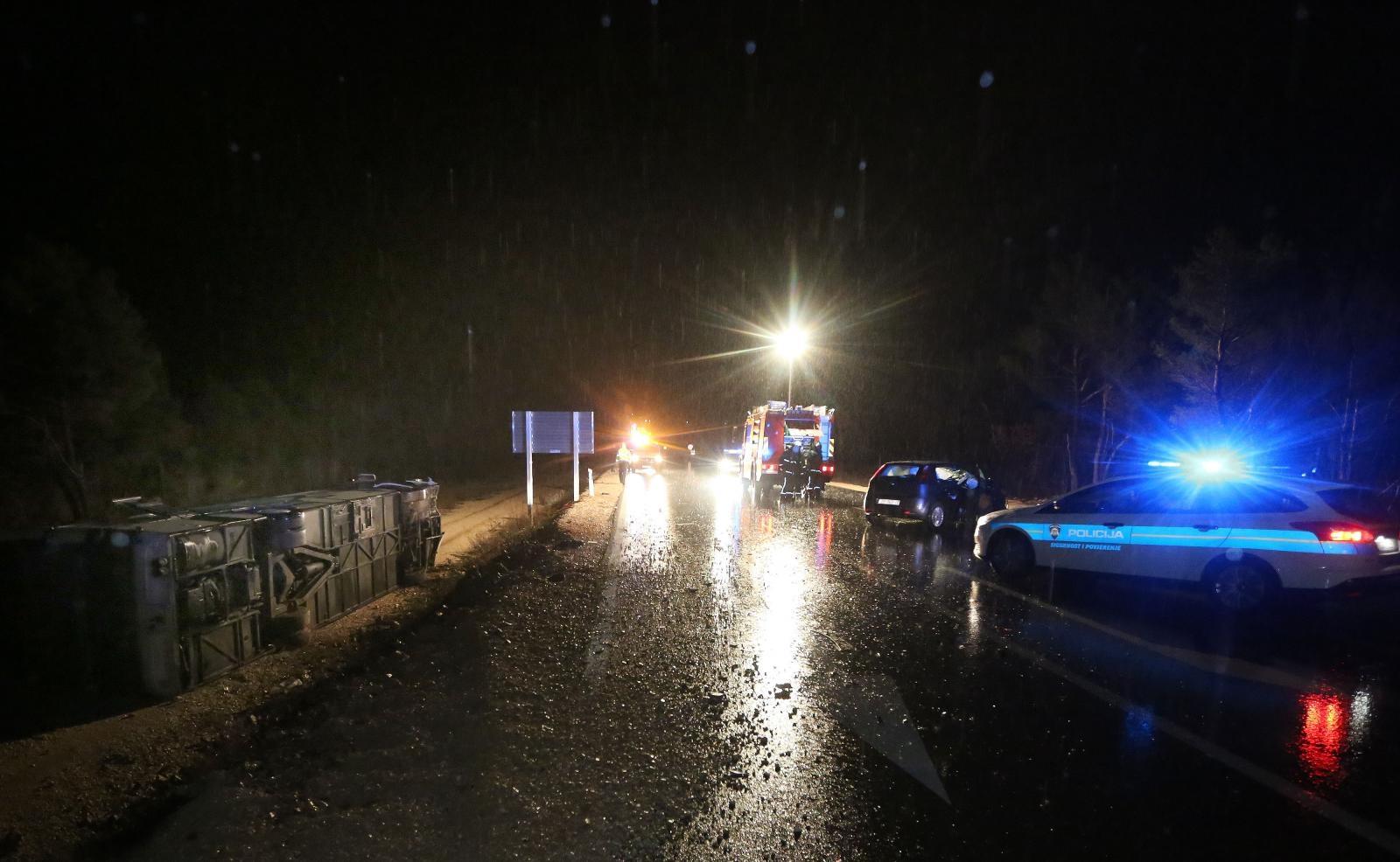 Vodice: U sudaru automobila i autobusa tri osobe ozlijeđene, a autobus završio na boku