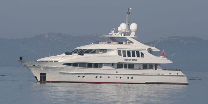 Zadar, 150710.
U Zadar vrlo cesto svracaju luksuzne jahte. Jahta Seven sins dugacka 41 metar ispred Zadra.
Foto: Vladimir Ivanov / CROPIX Zadar, 150710.
U Zadar vrlo cesto svracaju luksuzne jahte. Jahta Seven sins dugacka 41 metar ispred Zadra.
Foto: Vladimir Ivanov / CROPIX