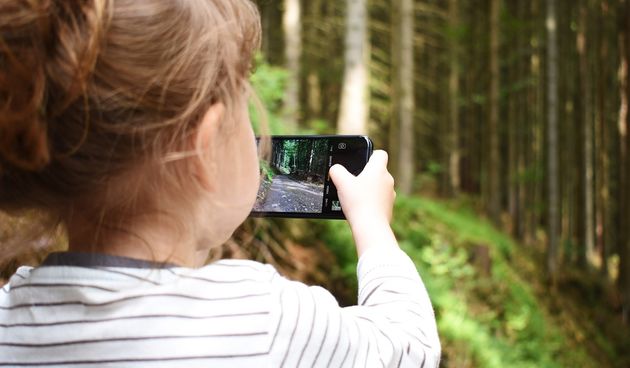 Dijete na telefonu mala djeca na mobitelima ilsutracija