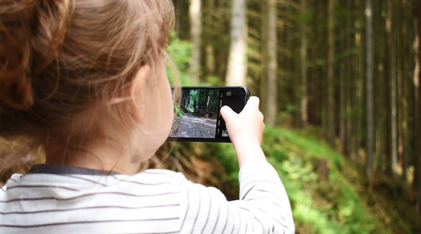 Dijete na telefonu mala djeca na mobitelima ilsutracija Dijete na telefonu mala djeca na mobitelima ilsutracija