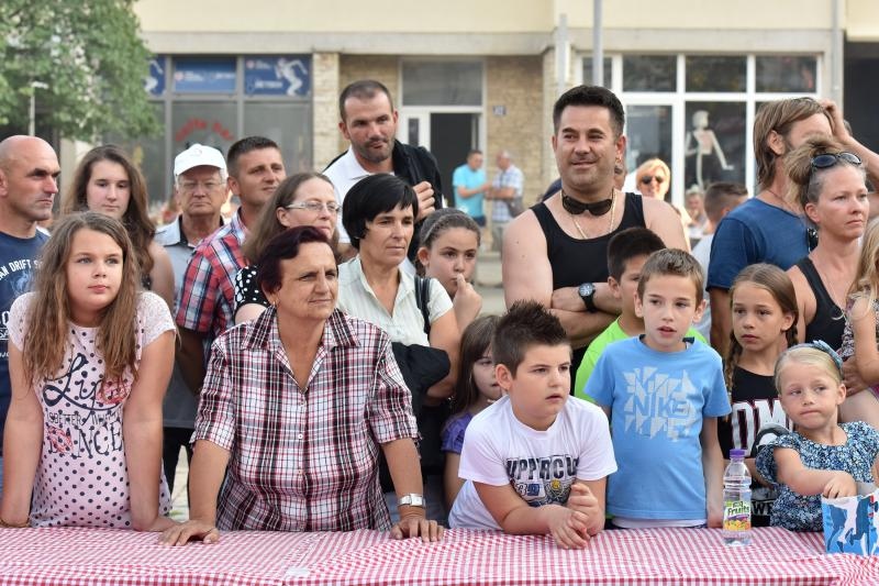 U sklopu Benkovackog kulturnog ljeta Grad Benkovac i Turisticka zajednica Grada Benkovca vec cetvrtu godinu za redom organiziraju manifestaciju Puzevim korakom. Radi se o gastro manifestaciji pripreme i degustacije puzeva. Posjetitelji su imali prilike d U sklopu Benkovackog kulturnog ljeta Grad Benkovac i Turisticka zajednica Grada Benkovca vec cetvrtu godinu za redom organiziraju manifestaciju Puzevim korakom. Radi se o gastro manifestaciji pripreme i degustacije puzeva. Posjetitelji su imali prilike d