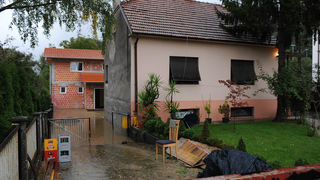 Rijeka Krapina se izlila iz svog korita nakon nekoliko dana neprekinutih kiša te je poplavila kuće i podrume u Zaprešiću, a vodostaj rijeke Save i dalje raste, Foto: Damir Krajac / CROPIX