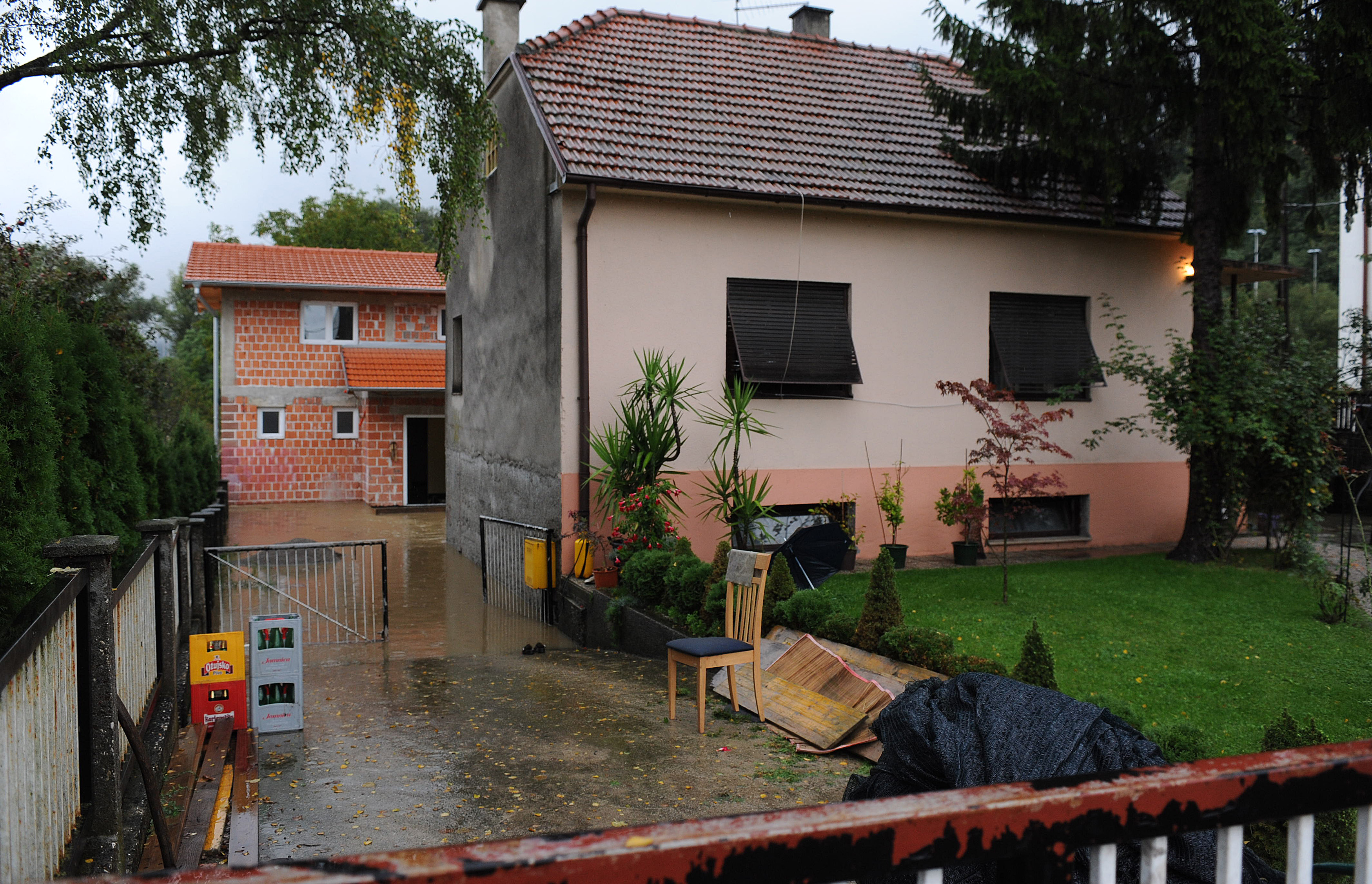 Rijeka Krapina se izlila iz svog korita nakon nekoliko dana neprekinutih kiša te je poplavila kuće i podrume u Zaprešiću, a vodostaj rijeke Save i dalje raste, Foto: Damir Krajac / CROPIX