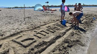 Uz vodstvo kipara mentora na plažama su djeca i odrasli gradili poznate ninske crkvice, glagoljaške natpise i druge figure
