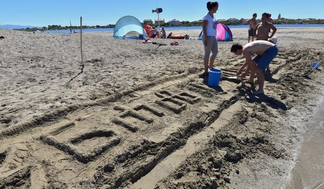 Uz vodstvo kipara mentora na plažama su djeca i odrasli gradili poznate ninske crkvice, glagoljaške natpise i druge figure
