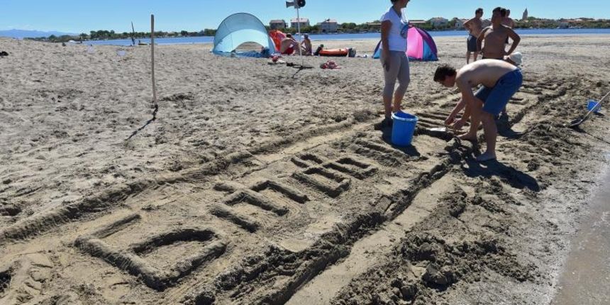 Uz vodstvo kipara mentora na plažama su djeca i odrasli gradili poznate ninske crkvice, glagoljaške natpise i druge figure