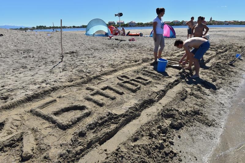 Uz vodstvo kipara mentora na plažama su djeca i odrasli gradili poznate ninske crkvice, glagoljaške natpise i druge figure