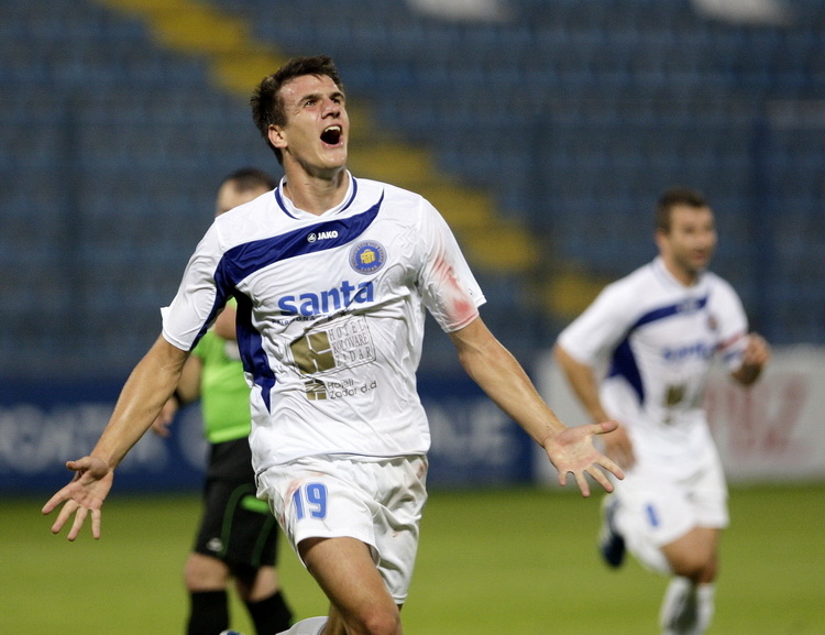 Varazdin, 070811.
Stadion Andjelko Herjavec.
Nogometna utakmica 3.kolo prve Hrvatske nogometne lige Varazdin – Zadar.
Na slici: Ivan Santini strijelac dva gola.
Foto: Nenad Dugi / Cropix Varazdin, 070811.
Stadion Andjelko Herjavec.
Nogometna utakmica 3.kolo prve Hrvatske nogometne lige Varazdin – Zadar.
Na slici: Ivan Santini strijelac dva gola.
Foto: Nenad Dugi / Cropix