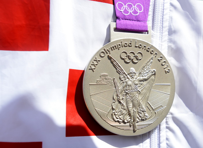London, 030812.
Jezero Eton Dorney.
Hrvatski veslacki cetverac na parice David Sain, Damir Martin i braca Martin i Valent Sinkovic u finalnoj utrci osvojili srebrnu medalju na Olimpijskim Igrama u Londonu.
Na fotografiji: srebrna medalja.
Foto: Drago Sop London, 030812.
Jezero Eton Dorney.
Hrvatski veslacki cetverac na parice David Sain, Damir Martin i braca Martin i Valent Sinkovic u finalnoj utrci osvojili srebrnu medalju na Olimpijskim Igrama u Londonu.
Na fotografiji: srebrna medalja.
Foto: Drago Sop