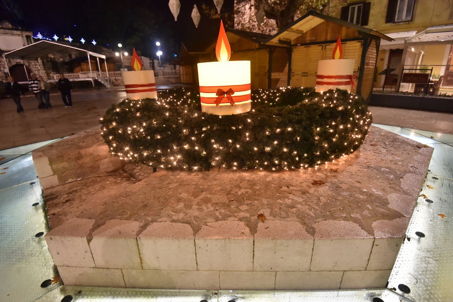 Upaljene prve adventske svijeće u crkvi sv. Šime i na Trgu Petra Zoranića