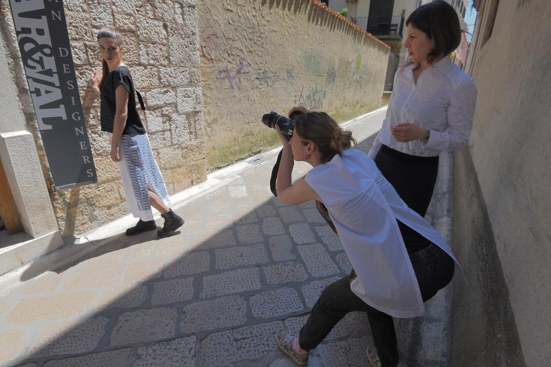 Mlada zadarska dizajnerica Marta Tokić  priprema katalog sa svojom kolekcijom koja sadrži otisnute motive grada Zadra. Foto. Dino Stanin/PIXSELL