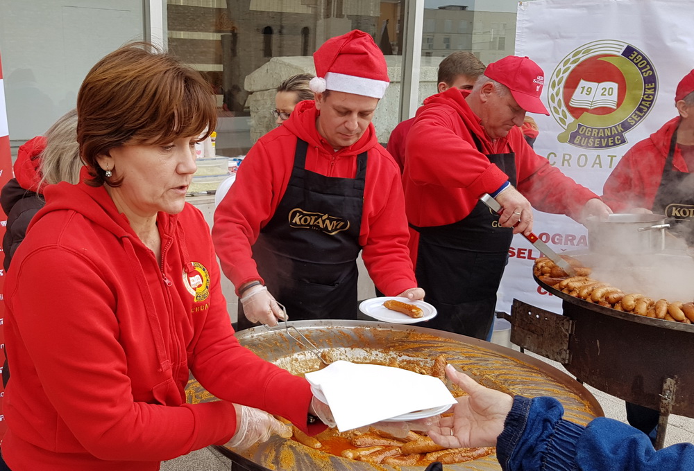 Turopoljsko srce srcu Zadra: Buševačke delicije i folklorni program na Forumu