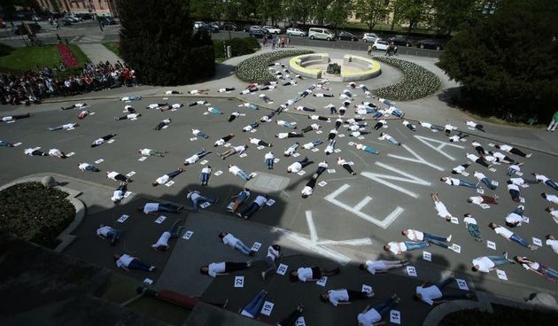 147 studenata nepomicno je lezalo 147 sekundi na povrsini ispred Hrvatskog narodnog kazalista u sklopu performansa koji organizira Studentski zbor Sveucilista u Zagrebu, a kojim zele skrenuti pozornost na tragediju i studentske zrtve terorizma u Keniji gd